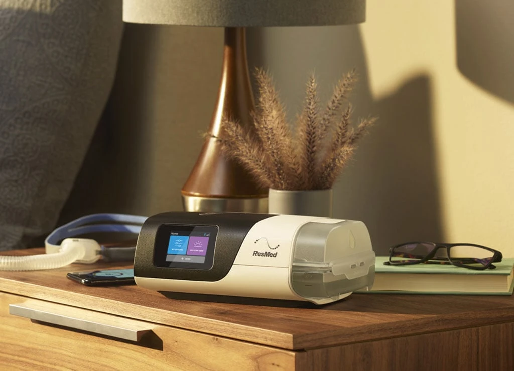 ベッドサイドに設置されたAirSense 11